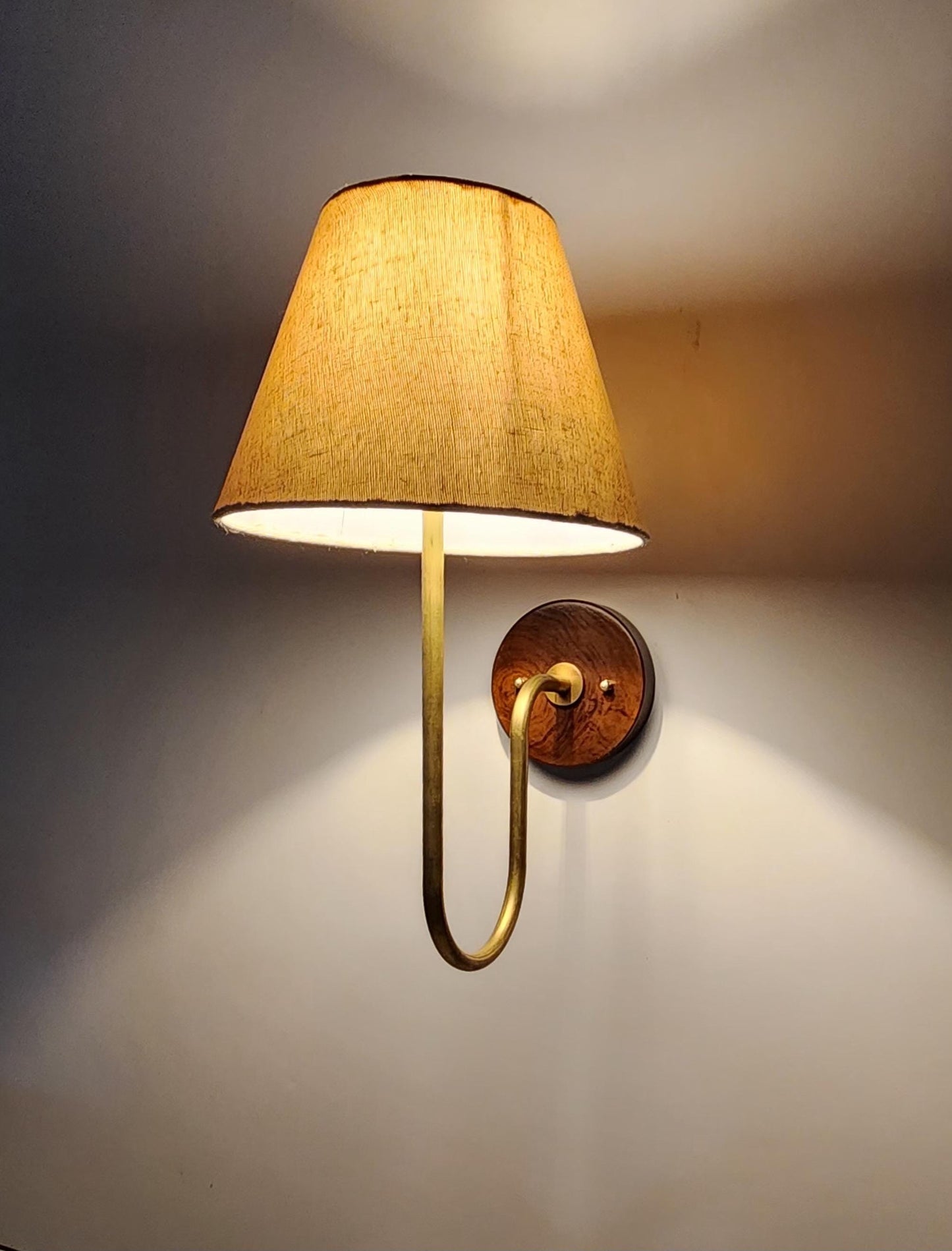 Chic Minimalist Brass Wall Sconce with Elegant Fabric Shade  Indoor Light Fixture for Sophisticated